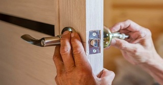 Установка и замена дверной ручки в Верхнем Уфалее от 276 руб. – Мастер24, монтаж фурнитуры, недорого