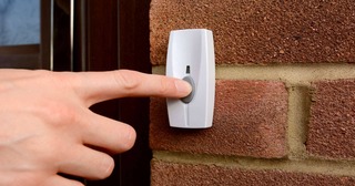 Установка дверного звонка в Верхнем Уфалее от Мастер24 — монтаж дверного звонка под ключ от 512 руб